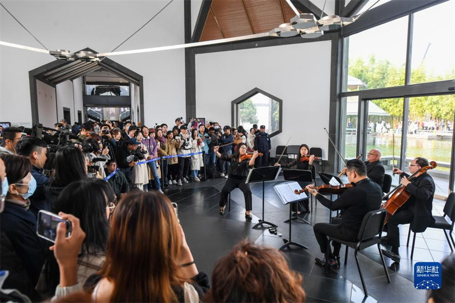 11月16日，費(fèi)城交響樂團(tuán)的演奏家們?cè)谔K州博物館大廳內(nèi)演奏。新華社記者 李博 攝