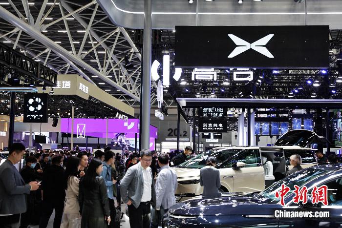 11月17日，廣州車(chē)展展館人流如織。中新財(cái)經(jīng)記者 葛成 攝