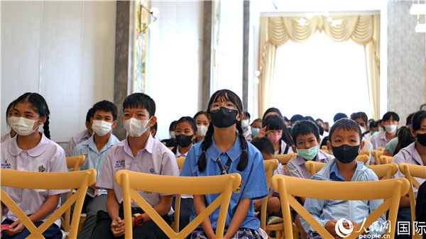 圖為獎(jiǎng)助學(xué)金頒發(fā)現(xiàn)場(chǎng)。人民網(wǎng)記者 白元琪攝