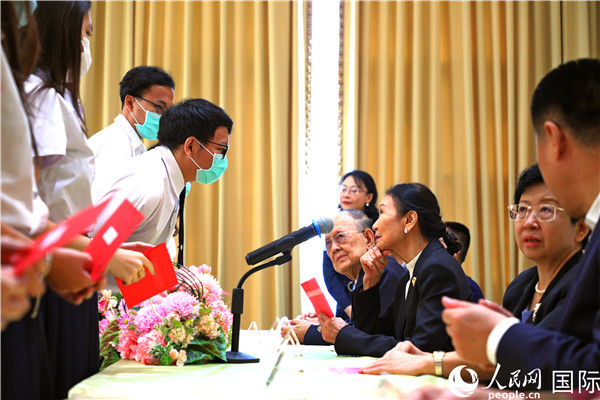 圖為獎(jiǎng)助學(xué)金頒發(fā)現(xiàn)場(chǎng)。人民網(wǎng)記者 白元琪攝