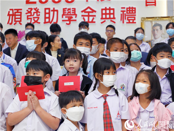 圖為出席嘉賓和現(xiàn)場(chǎng)獲獎(jiǎng)學(xué)生合影留念。人民網(wǎng)記者 白元琪攝