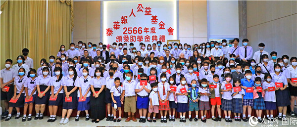 圖為出席嘉賓和現(xiàn)場(chǎng)獲獎(jiǎng)學(xué)生合影留念。人民網(wǎng)記者 白元琪攝