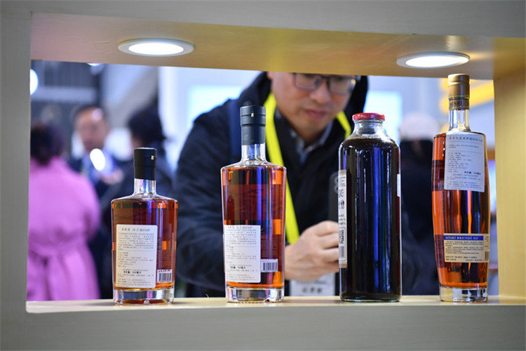 11月16日，觀眾在第七屆絲博會上參觀阿塞拜疆展位上的酒水產(chǎn)品。新華社記者 邵瑞 攝