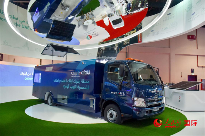 阿聯(lián)酋國家石油公司發(fā)布的電動運油卡車。該卡車用光伏板和電池驅(qū)動，但主要目的是輸送汽油。   人民網(wǎng) 塔里克·易卜拉欣攝