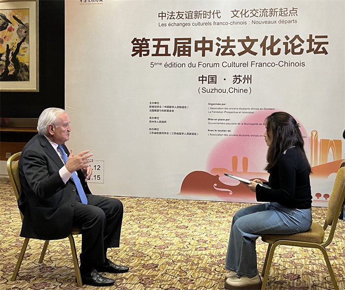 法國(guó)前總理、法國(guó)展望與創(chuàng)新基金會(huì)主席讓-皮埃爾·拉法蘭接受人民網(wǎng)的采訪。（國(guó)際在線供圖）