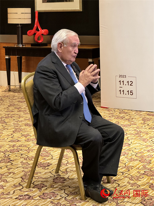 法國(guó)前總理、法國(guó)展望與創(chuàng)新基金會(huì)主席讓-皮埃爾·拉法蘭接受人民網(wǎng)的采訪。（人民網(wǎng) 謝瑩攝）