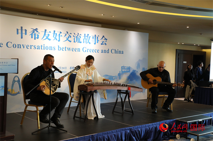 中希藝術(shù)家用古箏和布祖基琴演奏希臘著名歌曲《比雷埃夫斯的孩子》。   人民網(wǎng)記者 謝亞宏攝