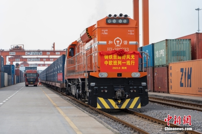 資料圖：河南鄭州，一列滿載貨物的中歐班列(鄭州)從中國鐵路鄭州局集團(tuán)有限公司圃田車站駛出，開往德國漢堡。<a target='_blank' href='/'><p  align=