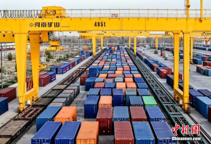 資料圖：霍爾果斯鐵路口岸有序排列的集裝箱。(無人機(jī)照片)<a target='_blank' href='/' ><p  align=