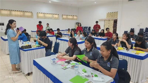 巴陵康孔子學(xué)院中方院長朱敏霞講解中國的二十四節(jié)氣。主辦方供圖