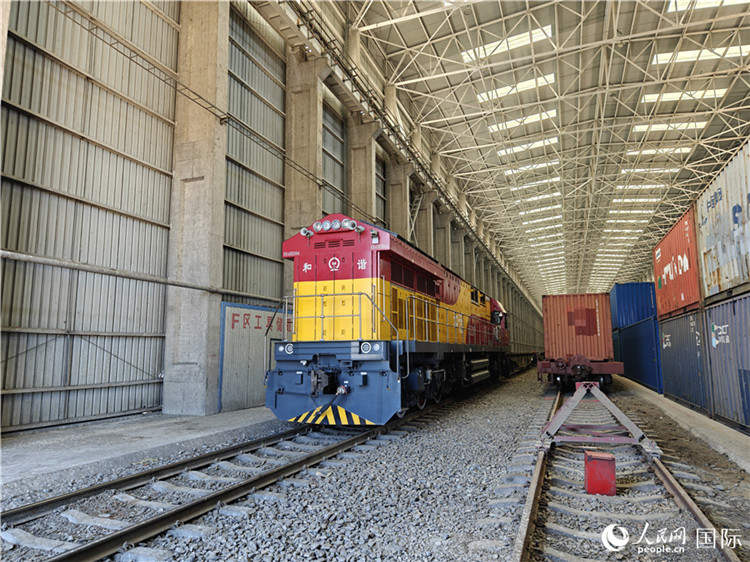 換裝完畢的中歐班列即將從換裝庫內(nèi)駛出。人民網(wǎng)記者 劉潔妍攝