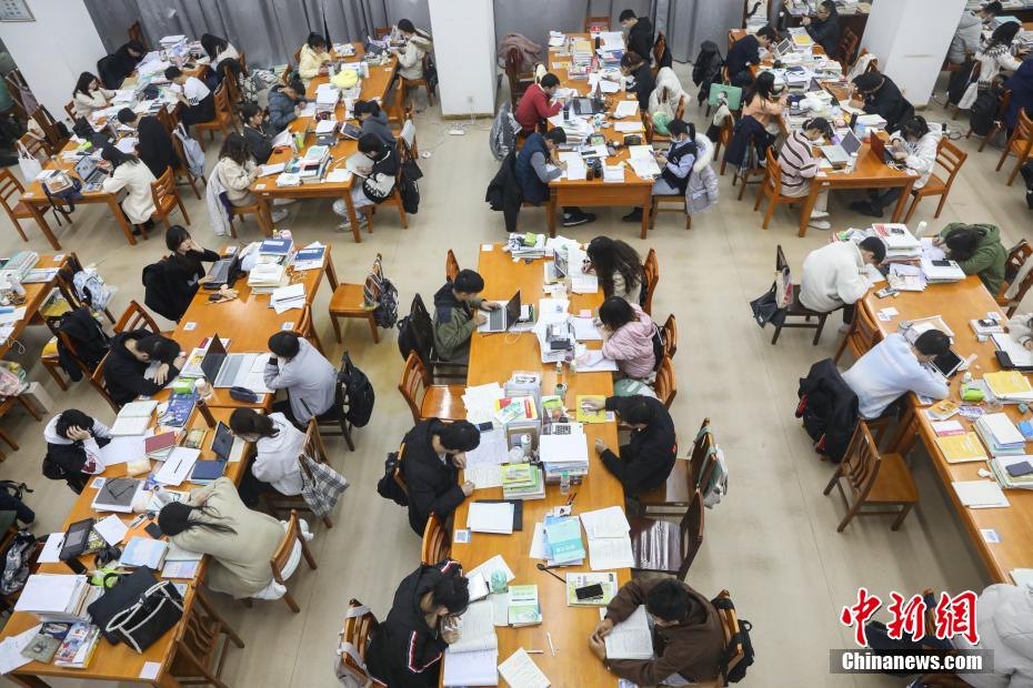 資料圖：眾多考研學(xué)生在南昌大學(xué)圖書(shū)館的自習(xí)室內(nèi)復(fù)習(xí)備考。 劉力鑫 攝
