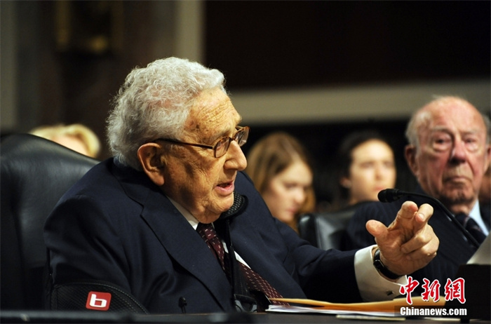 基辛格當(dāng)?shù)貢r(shí)間2015年1月29日在華盛頓出席國(guó)會(huì)聽證會(huì)時(shí)闡述了他對(duì)中國(guó)崛起的看法。<a target='_blank' href='/' _fcksavedurl='/'><p  align=