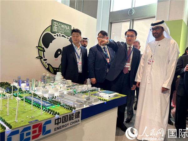 COP28主席蘇爾坦·賈比爾參觀中國角展示。人民網(wǎng)記者任皓宇攝