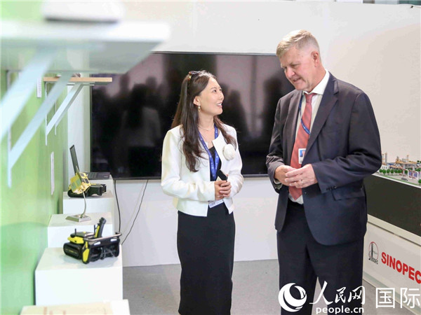 嘉賓參觀中國角展示。人民網(wǎng) 塔里克·易卜拉欣攝