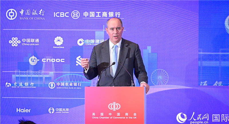 英國商業(yè)貿(mào)易部國務(wù)大臣（投資大臣）多米尼克·約翰遜與會(huì)。人民網(wǎng) 郭錦標(biāo)攝