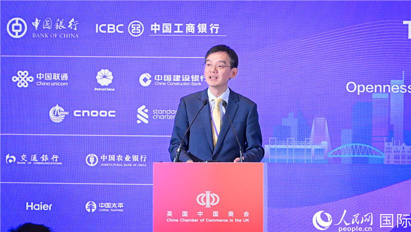 英國中國商會(huì)會(huì)長、中國銀行倫敦分行行長方文建 致歡迎辭。人民網(wǎng) 郭錦標(biāo)攝