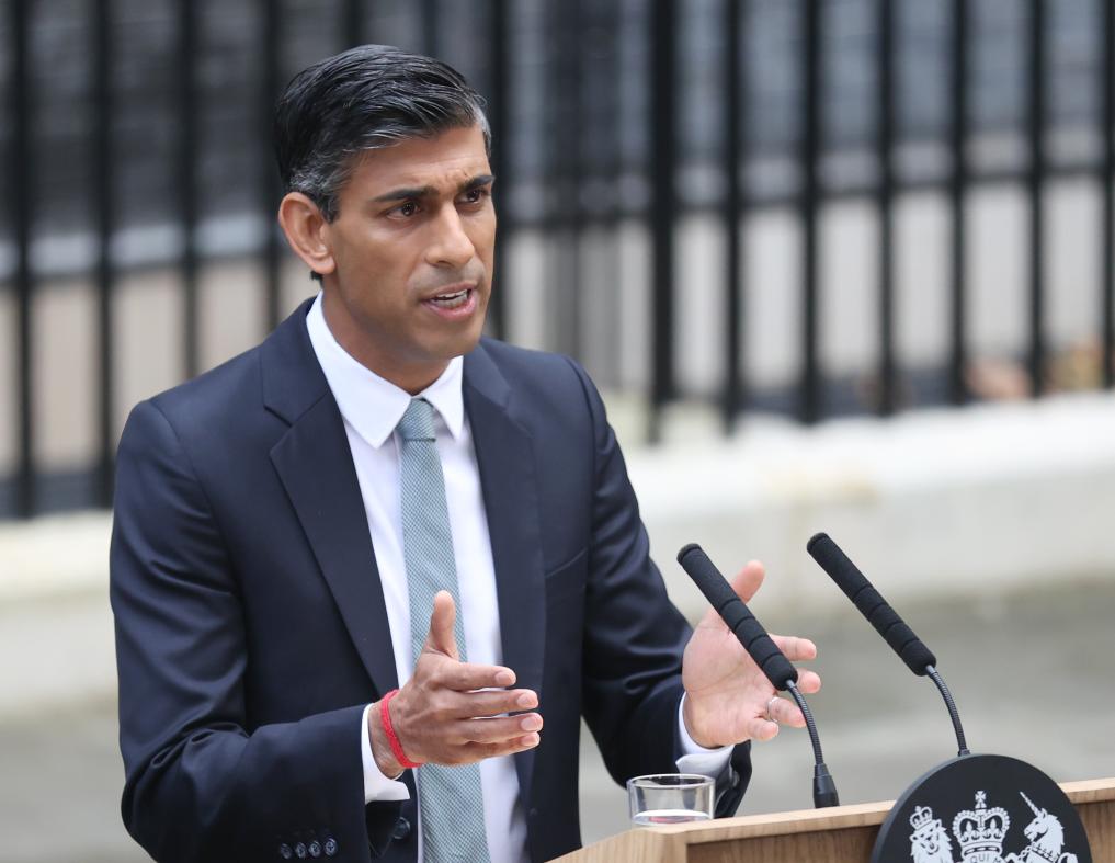 2022年10月25日，里?！ぬK納克在英國(guó)倫敦唐寧街10號(hào)首相府前發(fā)表講話。新華社記者李穎攝