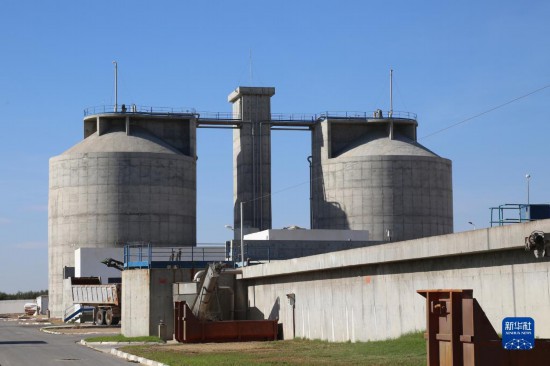 這是11月28日在突尼斯蘇塞市拍攝的中企承接建造的哈姆敦污水處理站一角。位于北非的突尼斯連續(xù)數(shù)年遭遇干旱，居民生活和農(nóng)業(yè)生產(chǎn)受到嚴(yán)重影響。突尼斯媒體近日?qǐng)?bào)道了中企承接的突尼斯南部蘇塞市污水處理廠項(xiàng)目，稱贊它不僅為當(dāng)?shù)剞r(nóng)民提供了穩(wěn)定的灌溉水源，還減少了環(huán)境污染。新華社記者 黃靈 攝