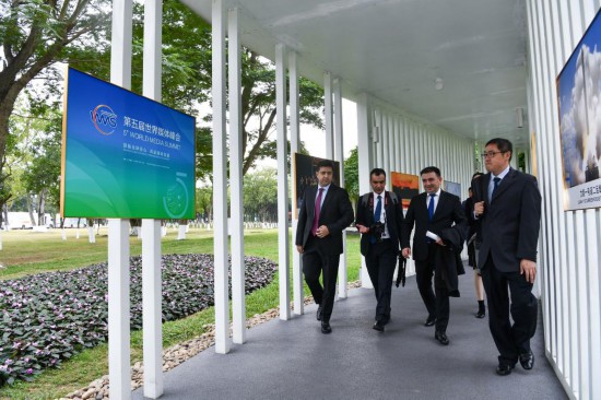   2023年12月2日，參會(huì)代表抵達(dá)廣州南沙灣濱海會(huì)議中心。（新華社記者梁旭攝）