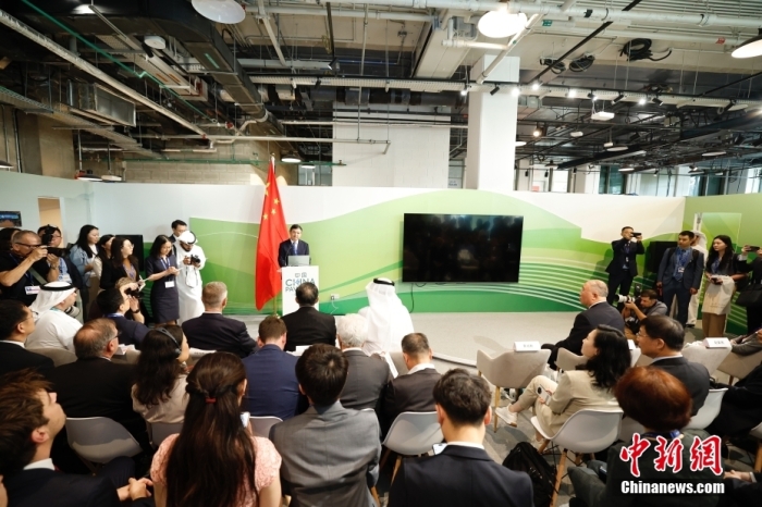 當?shù)貢r間11月30日，《聯(lián)合國氣候變化框架公約》第28次締約方大會(COP28)中國角開幕式暨“生態(tài)文明與美麗中國實踐”邊會在迪拜舉行。圖為中國生態(tài)環(huán)境部部長黃潤秋在邊會上發(fā)表致辭。<a target='_blank' href='/' _fcksavedurl='/'><p  align=