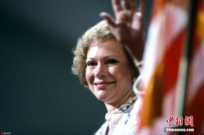 當?shù)貢r間11月19日，卡特中心宣布，美國前第一夫人羅莎琳·卡特于當天去世，享年96歲。根據(jù)卡特中心發(fā)布的聲明，在家人的陪伴下，羅莎琳·卡特在佐治亞州普萊恩斯的家中平靜地去世?？ㄌ刂行?7日宣布，羅莎琳·卡特開始接受臨終關(guān)懷。圖為羅莎琳·卡特資料圖。圖/ICphoto
