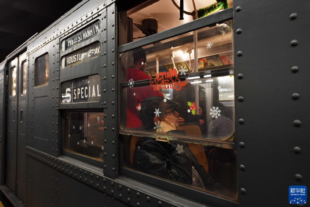 12月2日，在美國紐約，人們乘坐“懷舊地鐵”專列。新華社記者 李睿 攝