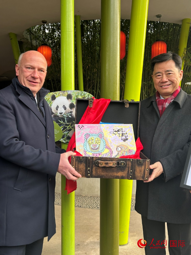 吳墾大使和韋格納市長手捧德國兒童為“夢想”“夢圓”準(zhǔn)備的手繪“送別大禮包”。人民網(wǎng)記者 徐馨攝