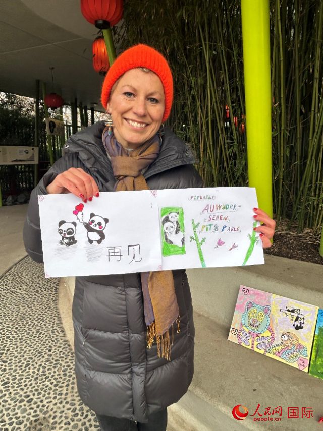桑德拉和德國小朋友們的作品。右圖寫著“祝福好運，再見 Pit和Paule（“夢想”“夢圓”的德語名字）”。人民網(wǎng)記者 徐馨攝