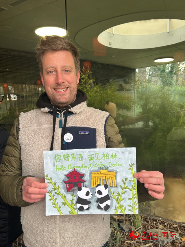 特別從法國趕來送別“夢想”“夢圓”的專業(yè)級熊貓粉絲 Pouille先生和此次征集的兒童作品。人民網(wǎng)記者 徐馨攝