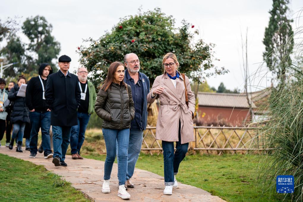 12月6日，世界媒體峰會(huì)參會(huì)代表在昆明市晉寧區(qū)小漁村參觀。新華社記者 胡超 攝