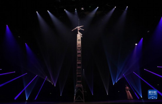 12月8日，演員在法國巴黎舉行的中國雜技“奇妙之夜”演出上表演《高椅》。新華社記者 高靜 攝