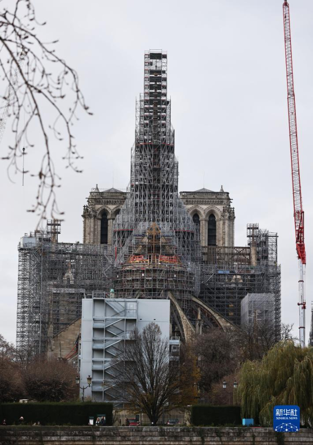 這是12月8日在法國巴黎拍攝的修復中的巴黎圣母院。新華社記者 高靜 攝