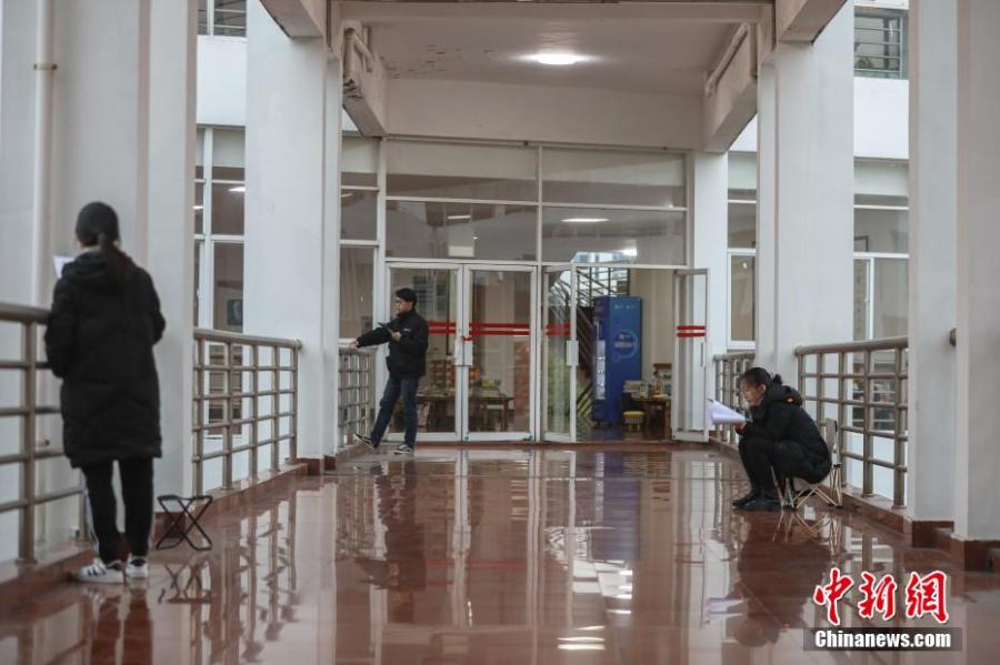 資料圖：幾位考研學生在南昌大學教學樓的天橋上復習備考。劉力鑫 攝