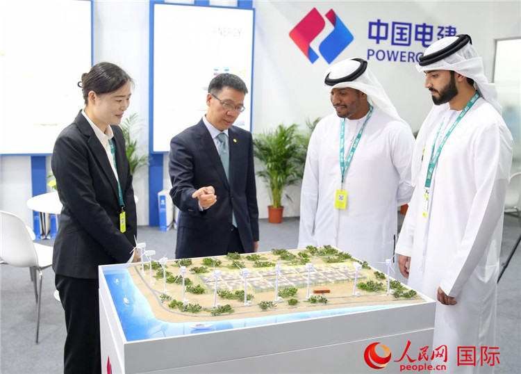 訪客在中國電建展臺參觀風電項目沙盤。人民網(wǎng) 塔里克·易卜拉欣攝