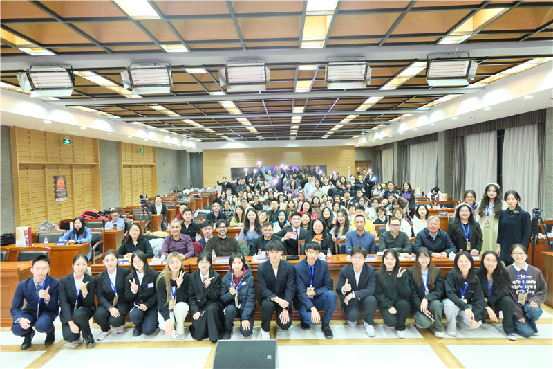 第八屆全國高校西班牙語配音大賽決賽現(xiàn)場合影。主辦方供圖