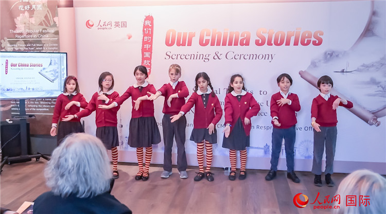 肯辛頓韋德預(yù)備學(xué)校小學(xué)生表演。人民網(wǎng) 郭錦標(biāo)攝