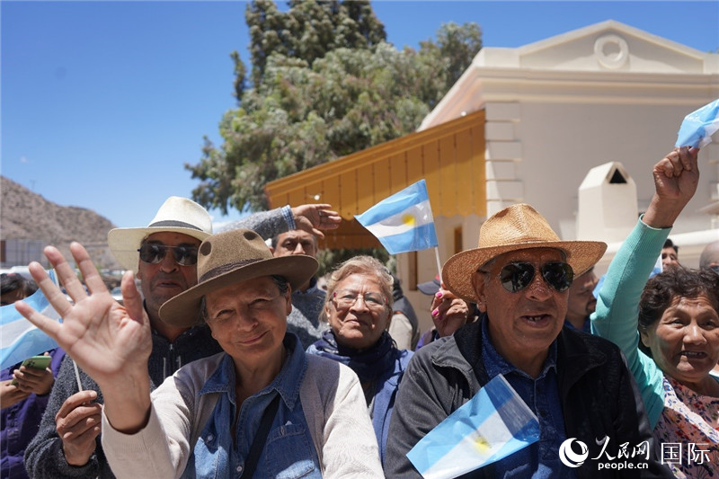 圖為當(dāng)?shù)孛癖娮园l(fā)舉行慶?；顒?dòng)。人民網(wǎng)記者 許放攝