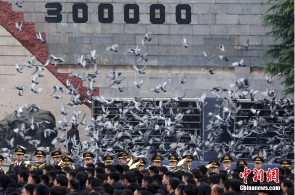 12月13日是第十個(gè)南京大屠殺死難者國(guó)家公祭日。當(dāng)天上午，南京大屠殺死難者國(guó)家公祭儀式在侵華日軍南京大屠殺遇難同胞紀(jì)念館舉行。圖為國(guó)家公祭儀式現(xiàn)場(chǎng)。中新社記者 泱波 攝