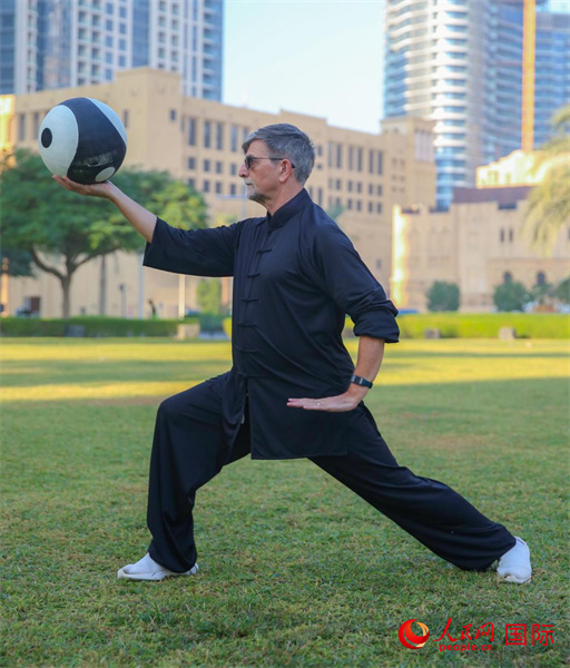 羅伯特在練習(xí)太極球。人民網(wǎng) 塔里克·易卜拉欣攝