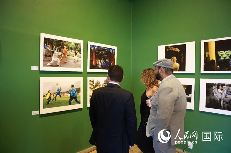 巴西民眾在攝影展作品前駐足欣賞。 人民網(wǎng)記者 陳海琪攝