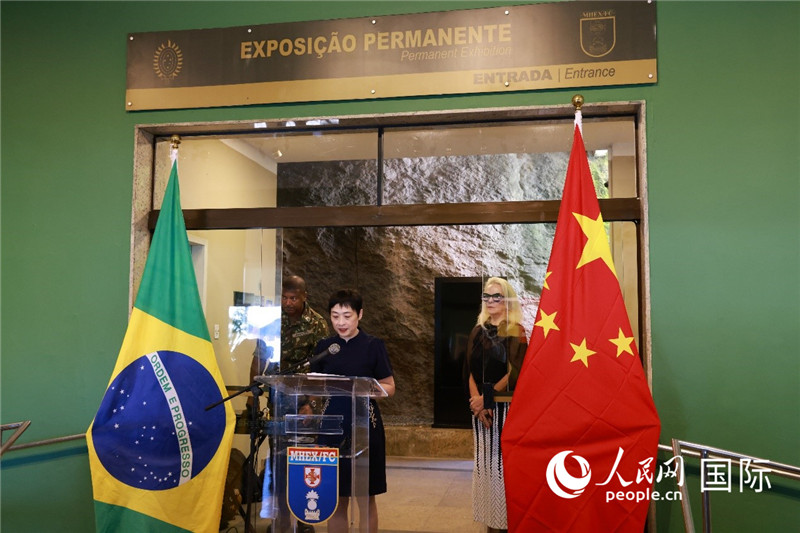 中國駐里約總領(lǐng)事田敏在攝影展開幕式上致辭。 人民網(wǎng)記者 陳海琪攝