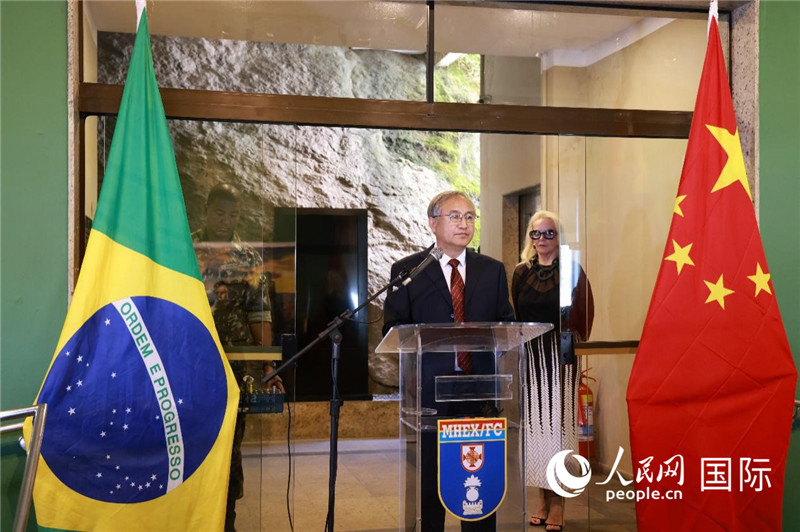 中國攝影家協(xié)會駐會副主席鄭更生在攝影展開幕式上致辭。 人民網(wǎng)記者 陳海琪攝