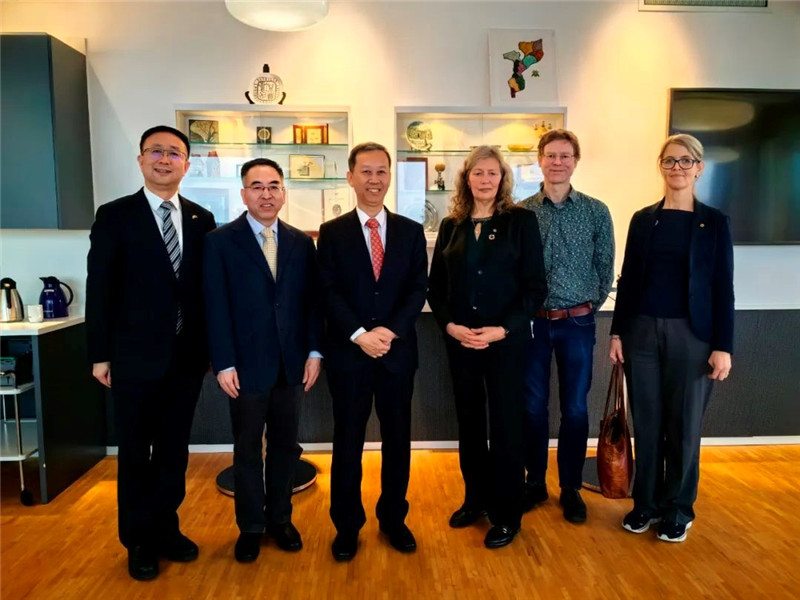 中國(guó)駐瑞典大使崔愛(ài)民（左三）會(huì)見(jiàn)瑞典農(nóng)業(yè)大學(xué)校長(zhǎng)薇迪（左四）。中國(guó)駐瑞典大使館供圖。