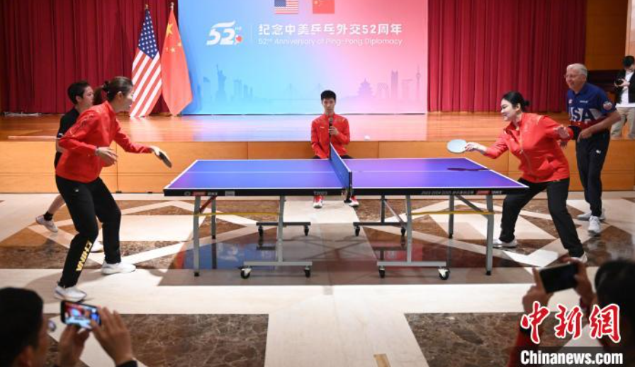 當(dāng)?shù)貢r間12月13日，中國駐美使館在華盛頓舉辦慶祝活動紀念中美乒乓外交52周年。圖為丁寧、劉偉、戴爾等中美運動員上演混雙表演賽。中新社記者 陳孟統(tǒng) 攝