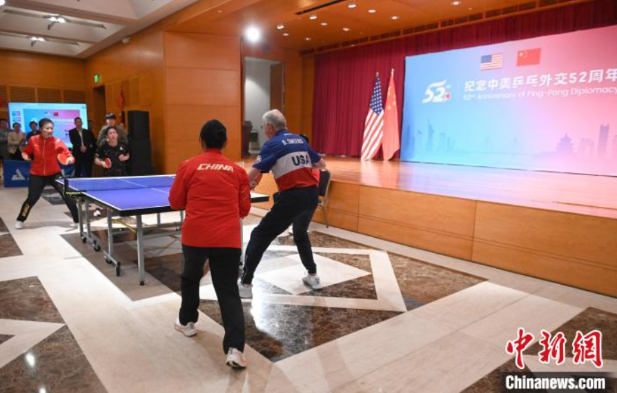 當(dāng)?shù)貢r間12月13日，中國駐美使館在華盛頓舉辦慶祝活動紀念中美乒乓外交52周年。圖為丁寧、劉偉、戴爾等中美運動員上演混雙表演賽。中新社記者 陳孟統(tǒng) 攝