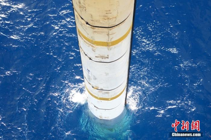 鉆井平臺(tái)上伸入海中的設(shè)備。<a target='_blank' href='/' _fcksavedurl='/' ><p  align=