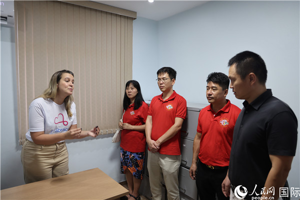 王尉育等人參觀并了解協(xié)會(huì)活動(dòng)場(chǎng)所及設(shè)施。人民網(wǎng)記者 時(shí)元皓攝