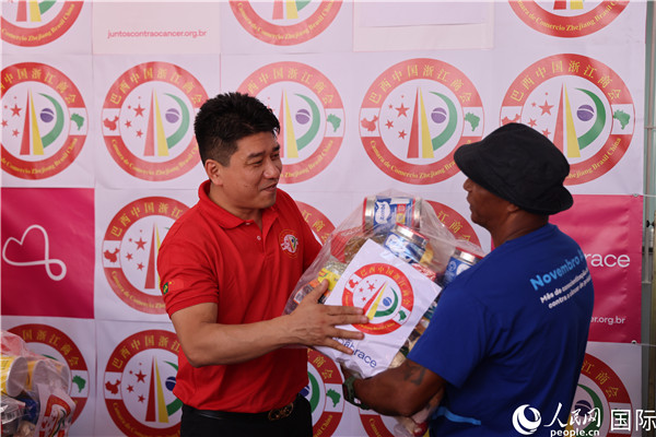 鄭俠茂向癌癥患者捐贈(zèng)食品籃。人民網(wǎng)記者 時(shí)元皓攝