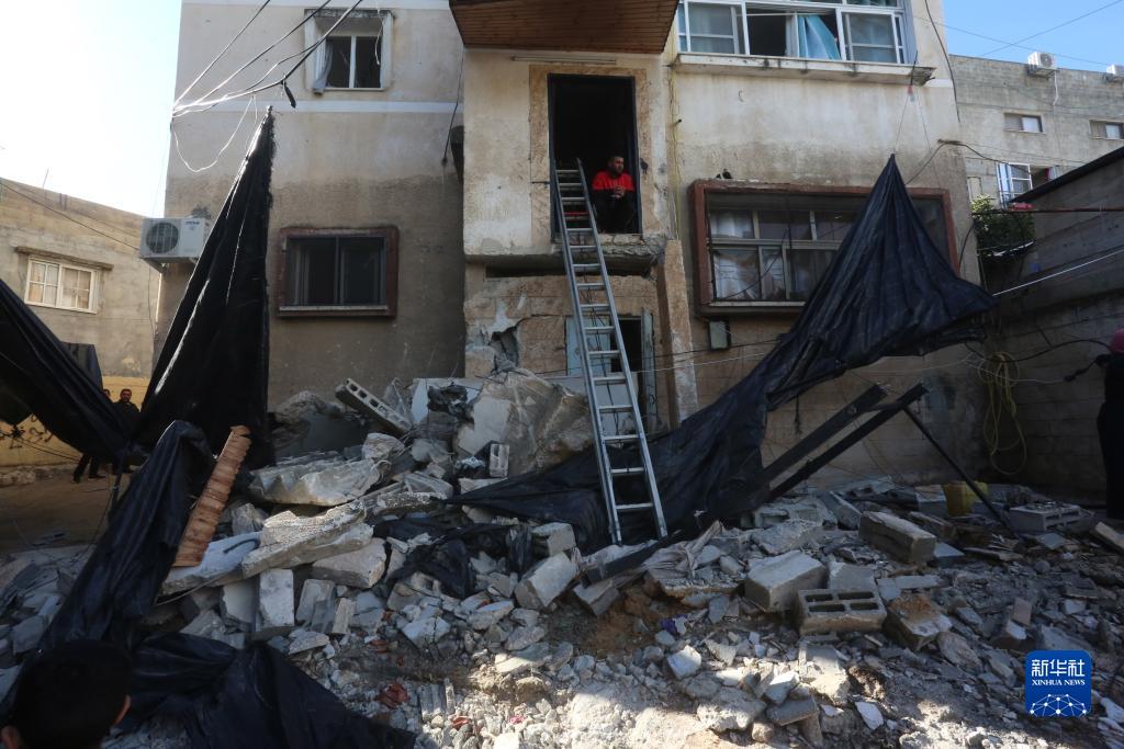 12月17日，在約旦河西岸城市圖勒凱爾姆附近的一處難民營(yíng)，人們查看在沖突中損毀的房屋。新華社發(fā)（尼達(dá)爾·艾仕塔耶?dāng)z）